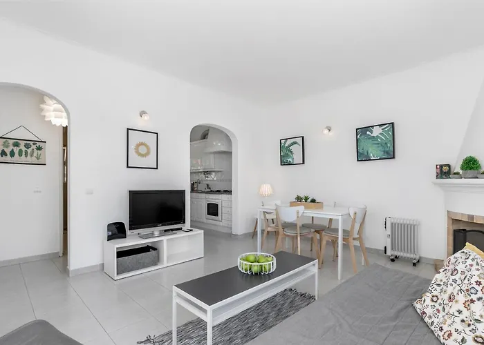 Cozy And Sunny Just Some Steps From The Sea Senhora da Luz