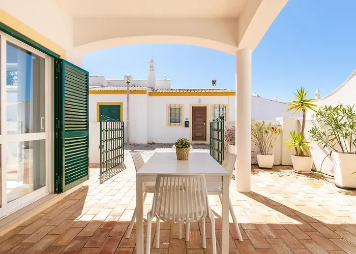 Cozy And Sunny Just Some Steps From The Sea Senhora da Luz