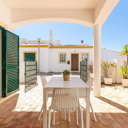 Cozy And Sunny Just Some Steps From The Sea Senhora da Luz